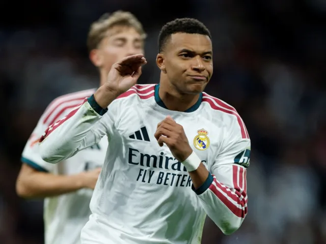 مبابي يضيء برنابيو ويسجل هدفين في فوز ريال مدريد على إشبيلية
