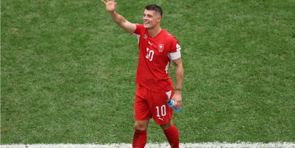 بعد التغيب عن 4 مباريات بسبب قضية التزوير.. تشاكا يعود لقيادة منتخب سويسرا