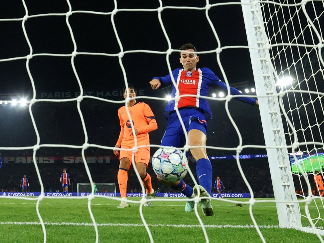 باريس سان جيرمان يتفوق على برشلونة 4-2 في مباراة تاريخية
