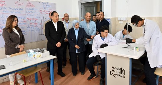 رئيس الوزراء يجرى حوارا مع طلاب مدرسة STEM ويتجول بغرف الإقامة للاطمئنان على جودتها