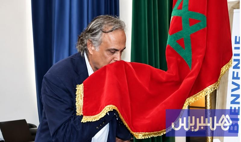 سينغ يلفت الأنظار بتقبيل علم المغرب