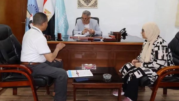 تغيير نشاط عقار وتوصيل مرافق وإنارة.. رئيس مدينة الغردقة يبحث مطالب 9 مواطنين