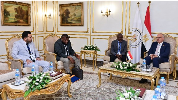 وزير الري يبحث مع رئيس هيئة المياه والصرف الصحي الليبيرية تعزيز التعاون في مجال المياه