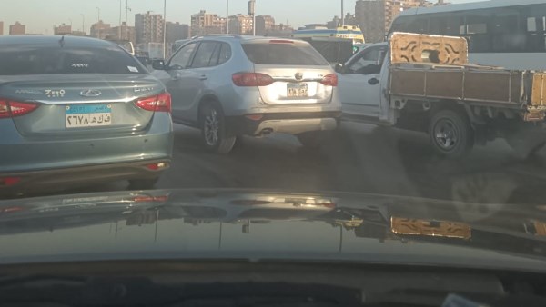تصادم سيارة نقل وعدد من السيارات الملاكي بمحيط محطة مسطرد للأتوبيس الترددي