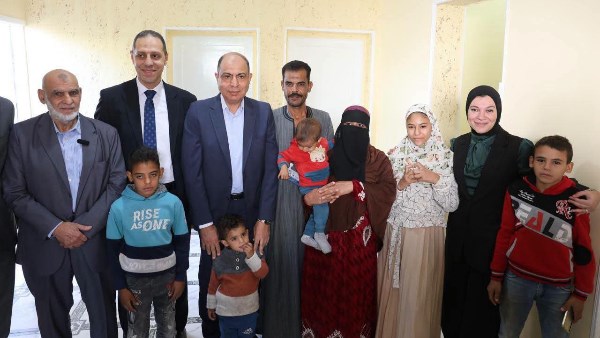 وسط فرحة الأهالي والزغاريد .. محافظ المنيا يسلّم 35 منزلًا مطورًا للأسر الأولى بالرعاية