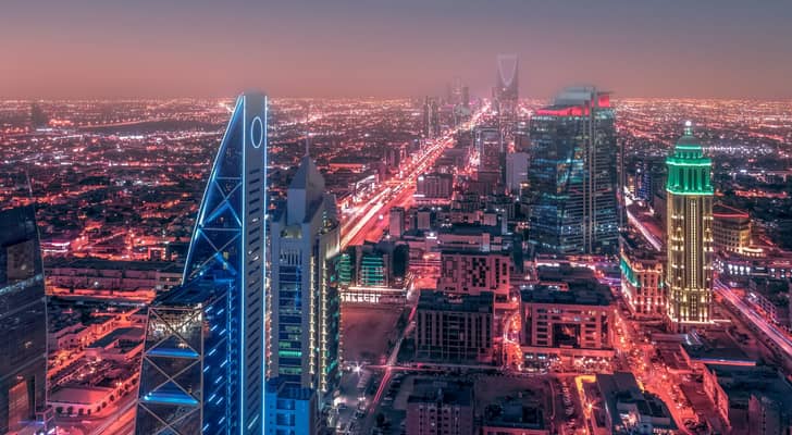 إحباط استهداف الرياض.. الدفاعات السعودية تتصدى لصواريخ الحوثي وإصابة طفيفة بشظايا الاعتراض
