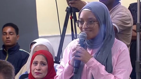 طالبة بطب الأسنان لمدبولي: مفيش تكليف.. ورئيس الوزراء يرد: هل يصح وجود 20 طبيبًا على كرسي واحد؟
