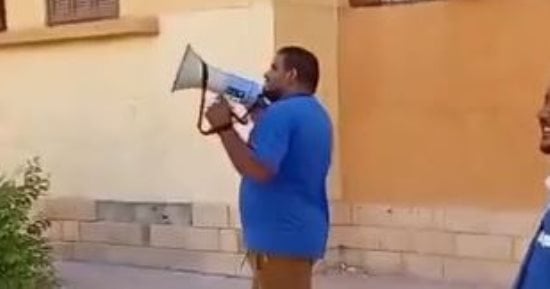مراقب صحى فى طيبة ينادى على الأسر لحثهم على تطعيم أطفالهم.. فيديو