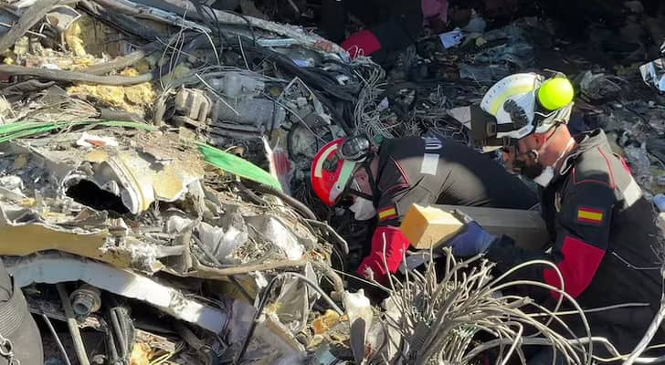 إسبانيا تحقق في ملابسات تصادم قطارين فائقَي السرعة ومقتل 68 شخصاً على الأقل