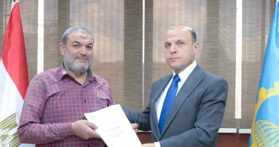 محافظ الغربية يُسلّم 3 عقود تقنين لأراضي أملاك الدولة للمستفيدين