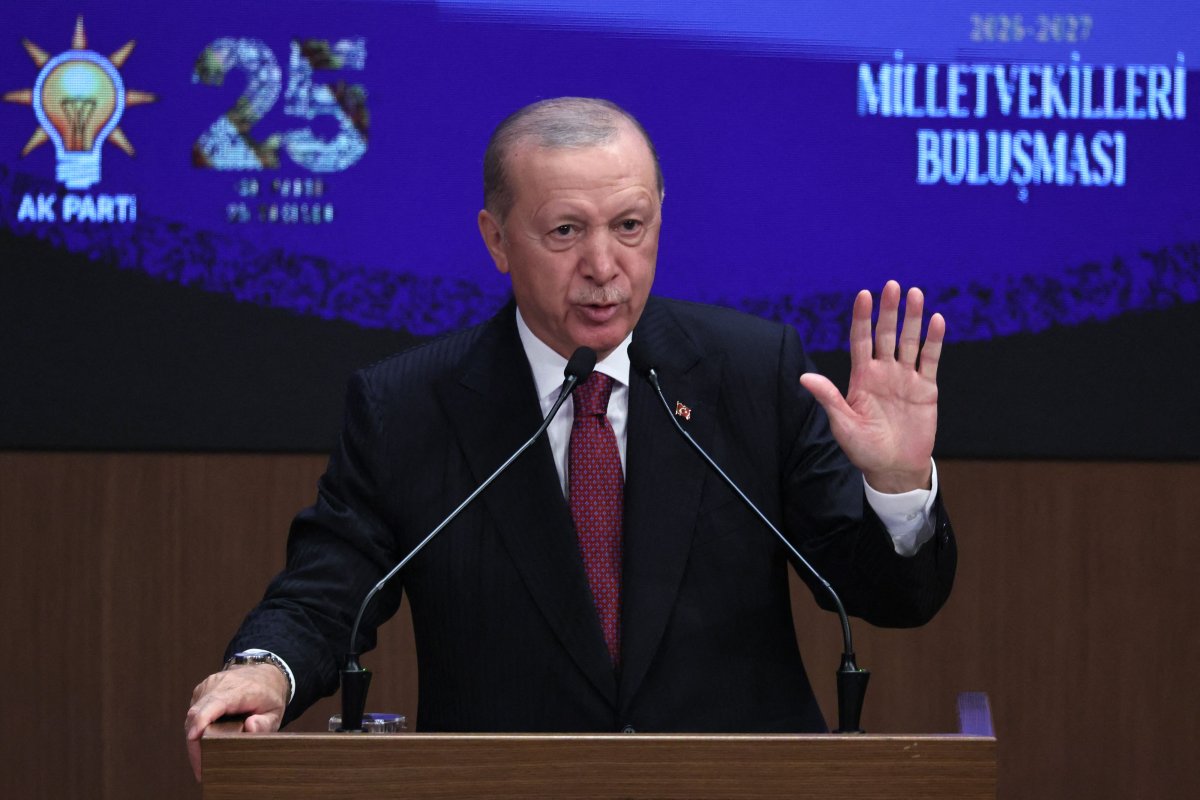 وكالة: أردوغان يرتدي ربطة عنق تحمل رسوما للمقاتلة "قآن" لهذا السبب