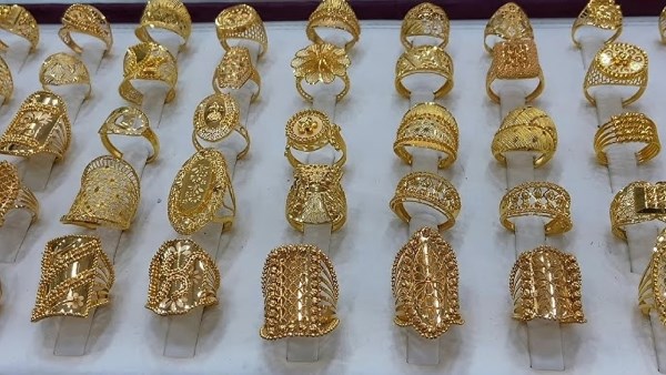 تراجع مفاجئ.. سعر الذهب الآن عيار 21 بعد قرار البنك المركزي