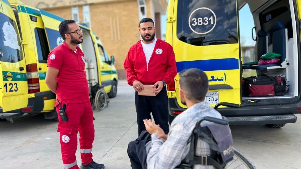 الهلال الأحمر المصري يستقبل الدفعة 94 من الجرحى والمصابين الفلسطينيين ويودع المتعافين