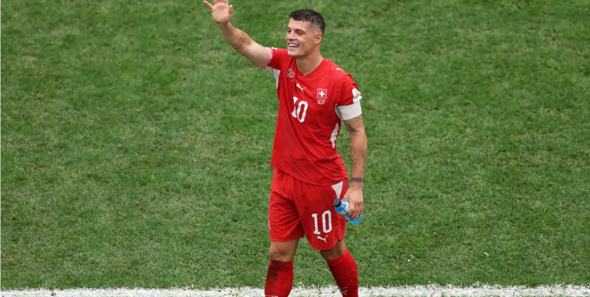 بعد التغيب عن 4 مباريات بسبب قضية التزوير.. تشاكا يعود لقيادة منتخب سويسرا