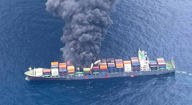 البحرية العمانية: إجلاء 25 فردا من طاقم سفينة بعد تعرضها لحادث على بعد 1.6 ميل بحري من ساحل مسندم