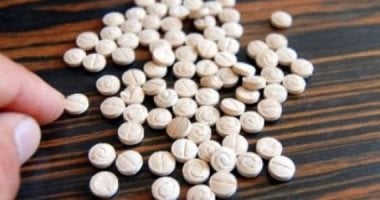 ضبط مصنع لتصنيع أقراص مخدرة بقنا يديره منتحل صفة طبيب