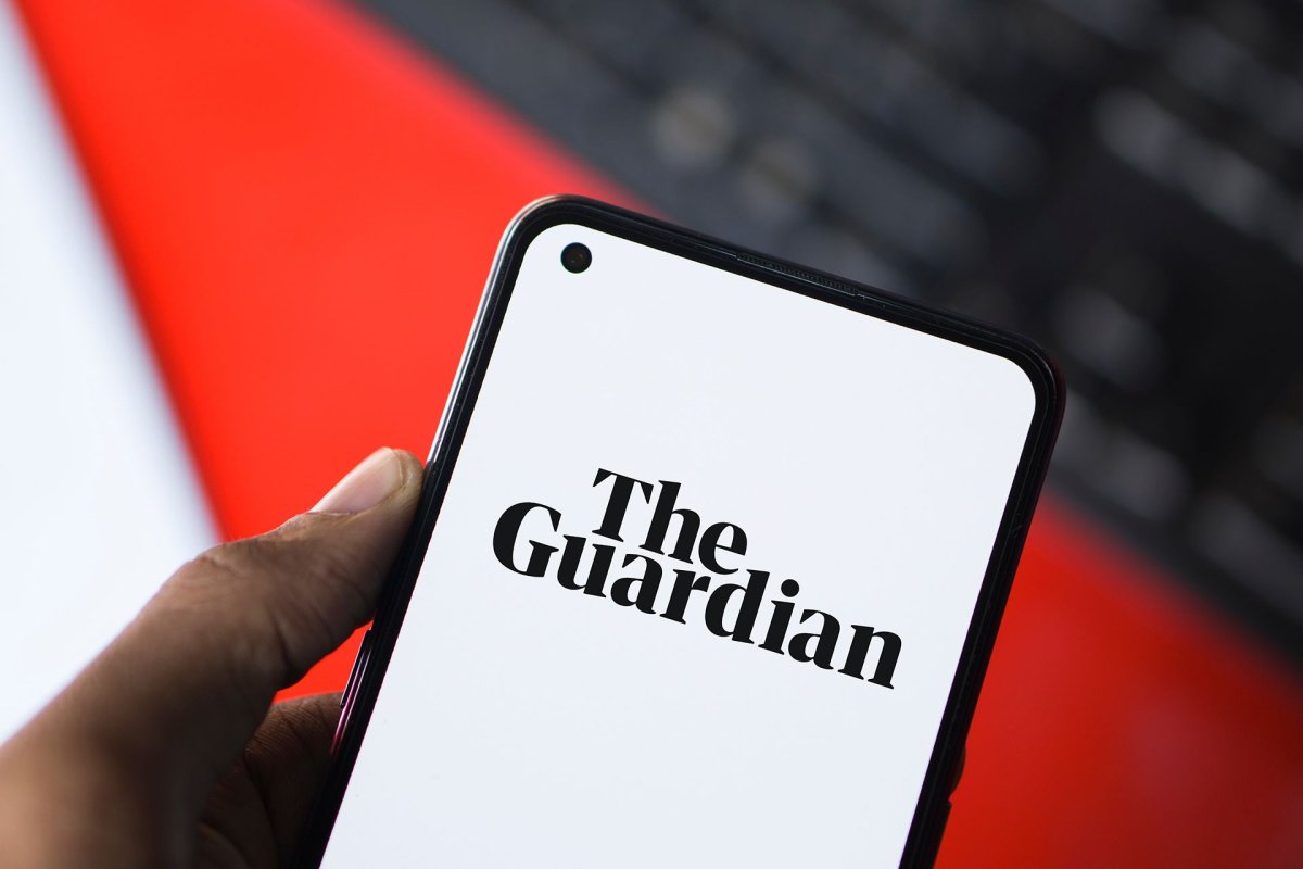 من الصحافة المستقلة إلى كرة القدم.. كيف غيرت الغارديان خطابها لجذب القراء؟