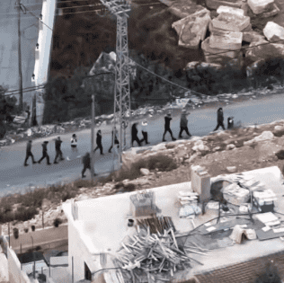 الخليل: الاحتلال يعتقل مواطنين وينكل بهم ويمنع الأهالي من الوصول إلى منطقتي الجلدة ودير بحة