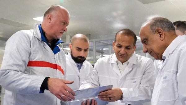 خلال زيارته لـ«رينيرا» في روسيا..  وزير الكهرباء يبحث توطين صناعة بطاريات تخزين الطاقة بمصر