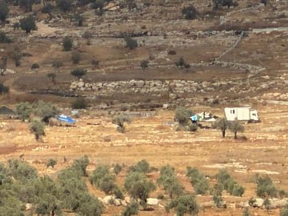 مستوطنون يقيمون بؤرة استيطانية غرب رام الله