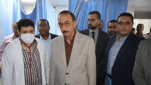 محافظ سوهاج من داخل المستشفى العام: لا أعباء مالية إضافية على المرضى