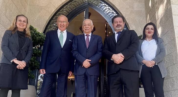 وفد من الجامعة الأميركية في مادبا يلتقي رئيس الديوان الملكي الهاشمي العامر