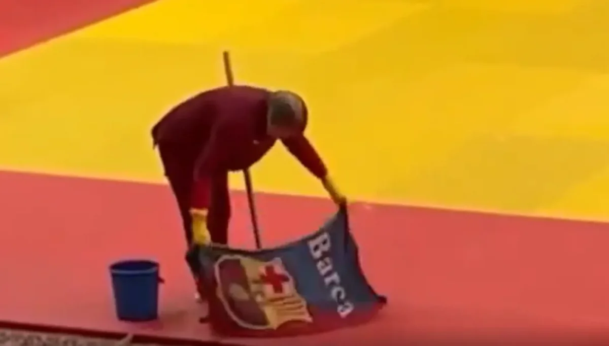 فيديو يغضب الجماهير... علم برشلونة يتحول إلى "ممسحة" في بطولة عالمية