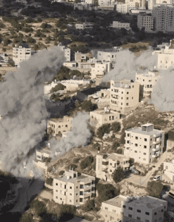 الاحتلال يفجّر منزلي شهيدين في منطقة دير بحّة المحاصرة بالخليل