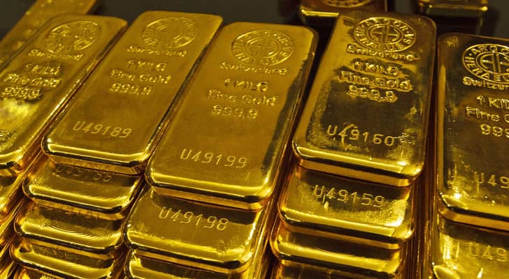 تراجع حاد في أسعار الذهب: الأونصة تهبط بنسبة 2% لتسجل أدنى مستوياتها منذ عام