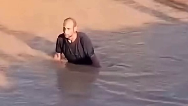ابتلعه سيل وادي وتير .. شقيق ينبش تجمعات الطمي بيديه بحثًا عن جثمان أخيه