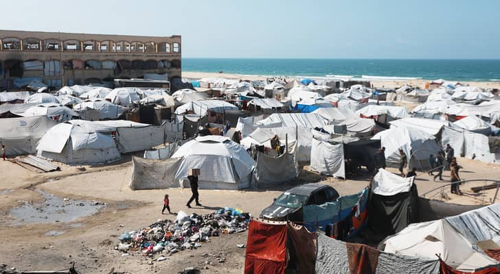 شهيدان في غزة والنصيرات: قصف مدفعي وجوي يستهدف خيام النازحين وسواحل القطاع