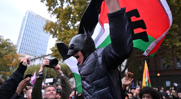آلاف المتظاهرين من جيل زد يجوبون شوارع ألمانيا بالهالوين رفضا للتجنيد الإجباري وغلاء الأسعار
