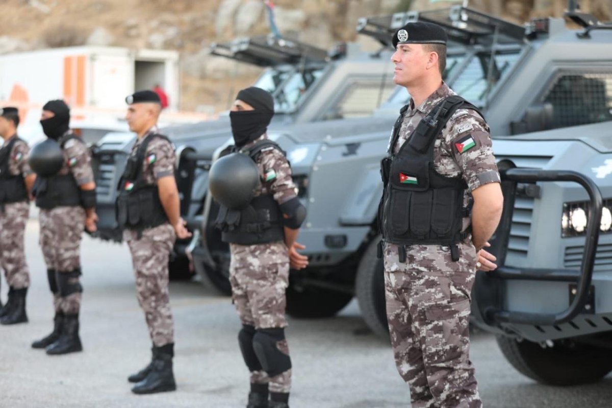 الأردن.. الأمن العام يضبط بالونات حرارية تحمل أسلحة أوتوماتيكية وأجهزة لتحديد المواقع بمحافظة الكرك