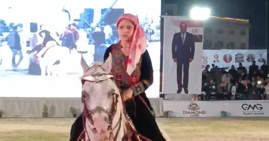 الطفلة أشرقت تخطف الأنظار بمهارتها فى ركوب الخيل بمهرجان الشرقية.. صور
