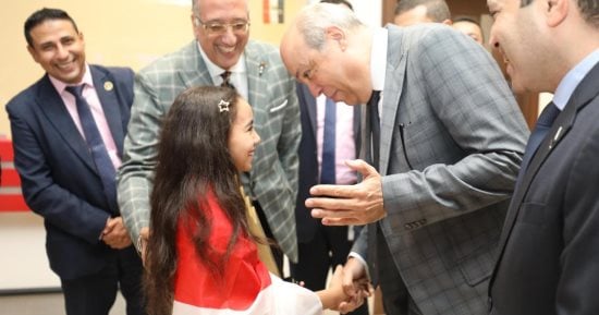 وزير الطيران يستقبل بطلة «تحدي القراءة العربي» بمطار القاهرة الدولي