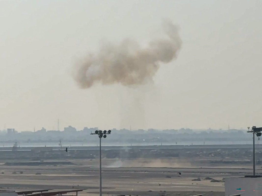 اليمن مباشر.. الحوثيون يستهدفون مطار عدن وقصر معاشيق والتحالف يعترض مسيّرات بالمدينة والرياض