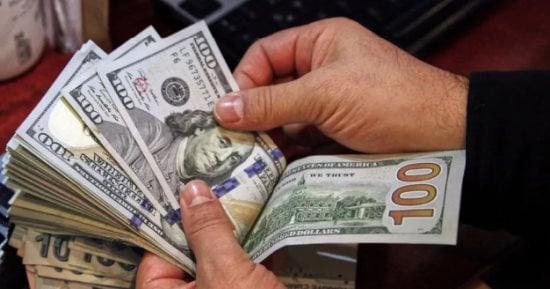 3 بنوك تتفق على سعر الدولار.. 55.25 جنيه للشراء و55.35 للبيع
