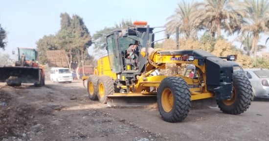 انطلاق أعمال تسوية وتمهيد طريق طوخ شبين القناطر استعدادا لبدء الرصف.. صور