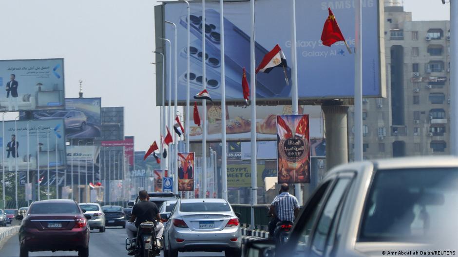 لقطات "إباحية" على لوحة إعلانية تثير جدلا وسخرية في مصر